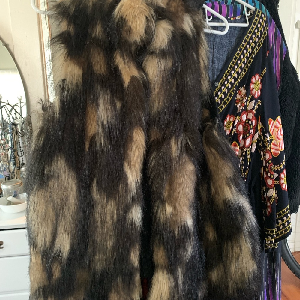 Faux fur vest. Cute fall accessory!!